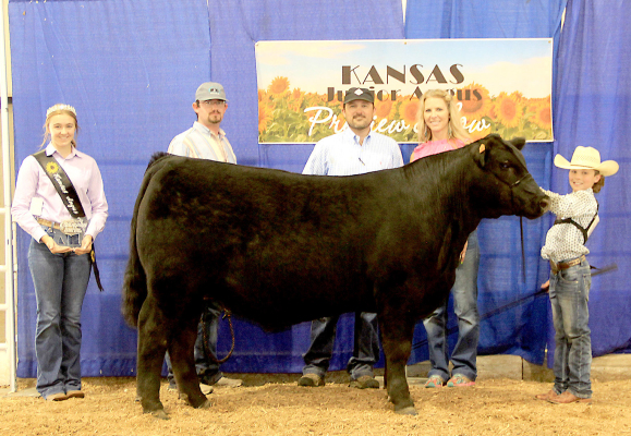DAL PORTO BLACKJACK A24 won grand champion steer at the 2023 Kansas Junior Angus Association Preview Show, June 3-4 in Hutchinson, Kan. Eli Atkisson, Stockton, Kan., (far right) owns the April 2022 son of PVF Blacklist 7077.Austin Vieselmeyer, Amherst, Colo., evaluated the 108 entries. Eli’s parents, Dan and Amanda Atkisson, are pictured next to Eli. (Photo by Jeff Mafi, American Angus Association)